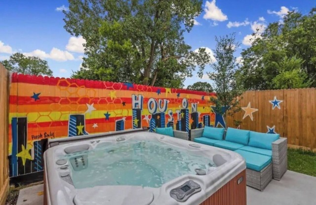 Houston Hideaway: Tub Sanctuary