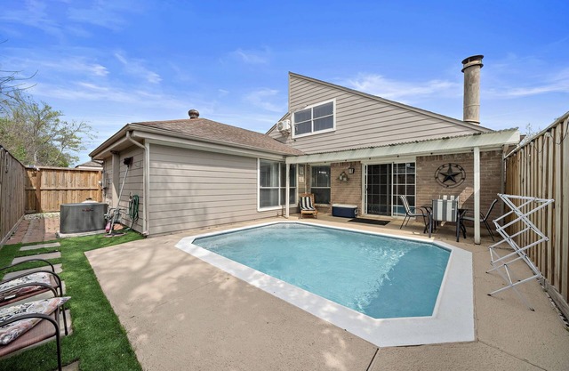 Houston Pool Escape | Games WiFi | Parking | Pet