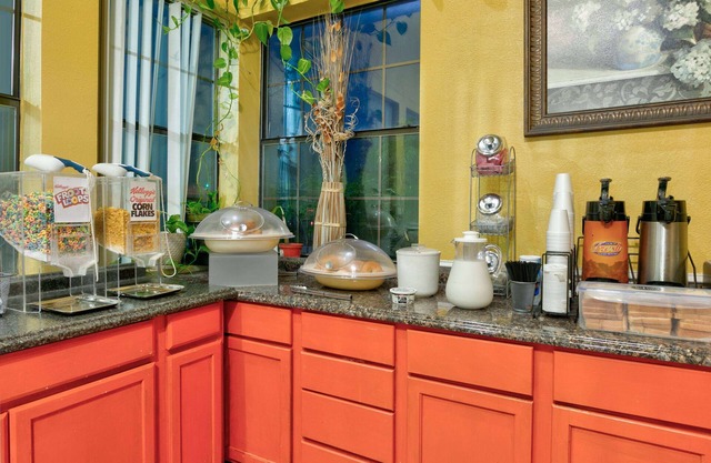 Howard Johnson by Wyndham San Marcos