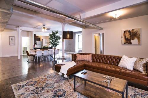 Huge 4BR Chicago Downtown Retreat Good for Groups Sleeps 10 Near McCormick Place and Field Museum