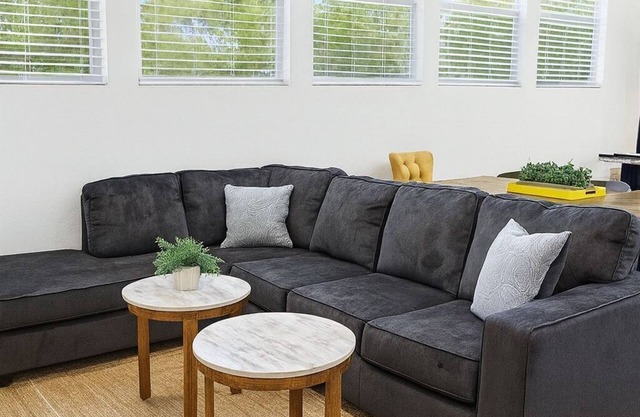 Huge 5BR East Austin Escape - Steps to 6th & Dtown