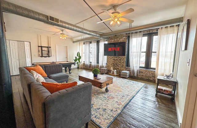 HUGE 5BR with Optional Parking/Pool table/sleeps 10