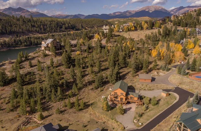 Huge 8BR/5 Bath Family Home near Keystone-10 beds + 3 queen sofas in 11 rooms