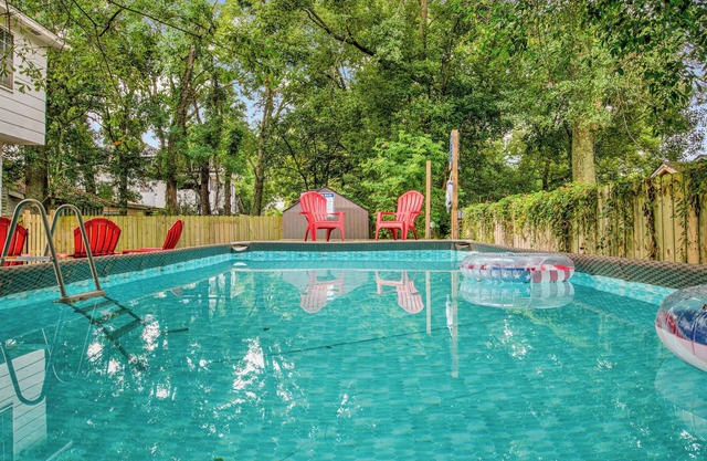 Huge Deck & Pool! Near Downtown - Modern Cottage