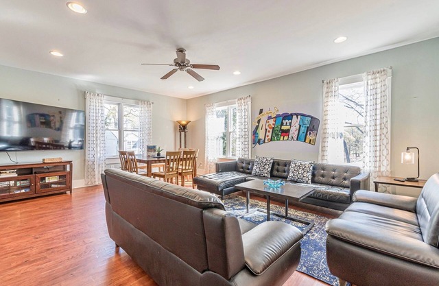 Huge Duplex Home with 9 bedrooms!