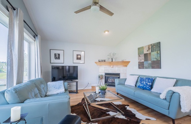 Huge Home for your group! Mins to Airport!