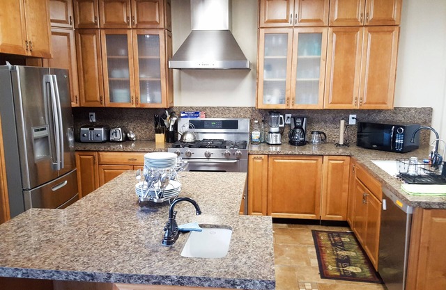 Huge house, 16 beds, Vaulted Ceilings