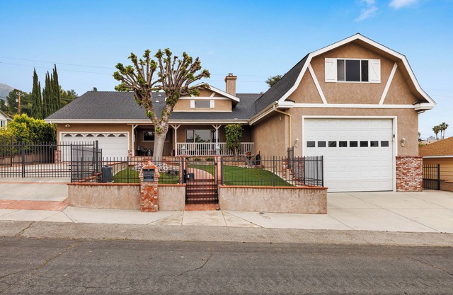 Huge house with lots of extras! Close to everything!