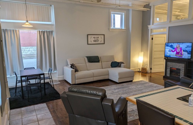 Huge open floor plan Tower Grove Unit!