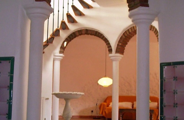 Huge secluded villa, lovely garden, pool, 350m to town, air-con, WiFi, ping-pong