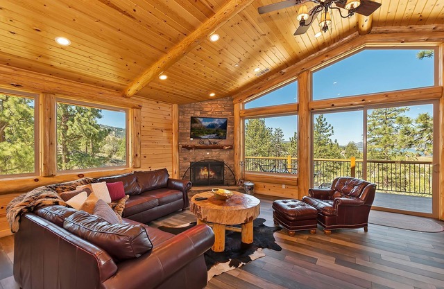 Hunter's Lakeview: Luxury Log Style Lodge in Castle Glen with Unobstructed Views! Game & Movie Rooms!