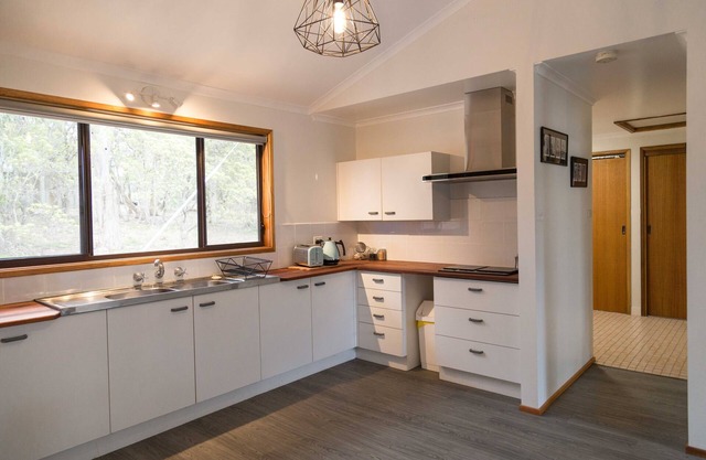 Hurstwood Cottage where beach and bush combine