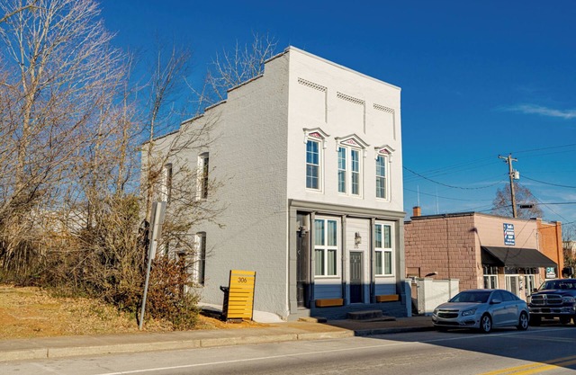 Hustle & Bustle in Munfordville