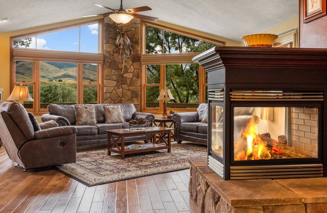 Hyalite House-Private Yellowstone River Front Home, 20 Acres & ponds