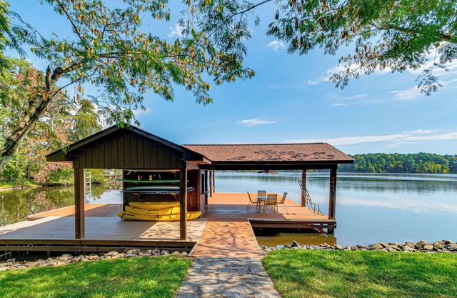 Hyco Lake Escape w/Deck & Dock: Families Welcome!