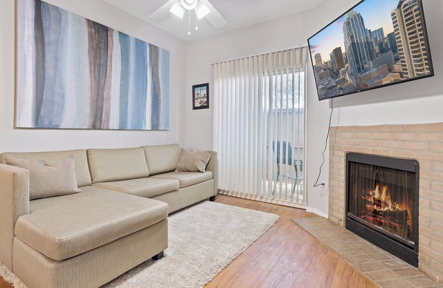 Hyde Park Haven: Prime Location Near UT & Downtown