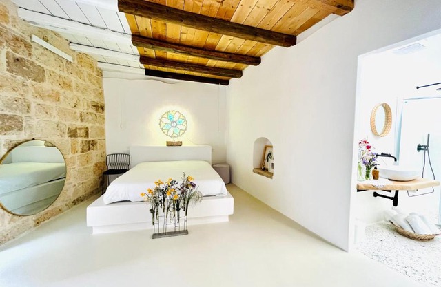 Hydria Guest House Art Gallery Dimora d artista con terrazza e vasca idromassaggio nel cuore del borgo antico Artists Home with terrace and jacuzzi in the heart of the old town