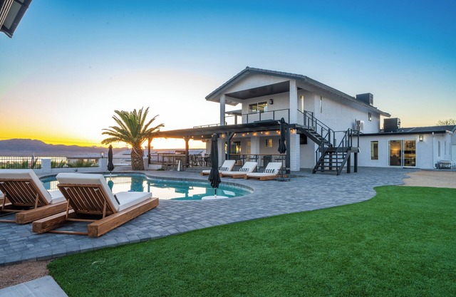 Iconic Lakeviews, 7bd/6bth w/pool, spa, firepit, near marina