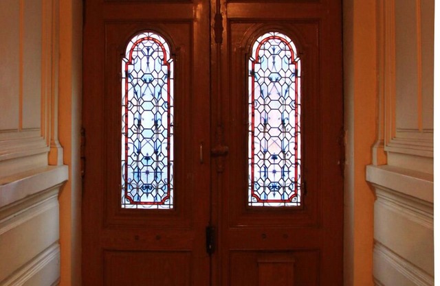 Ideal address for a Paris visitor, refurbished, fine amenities & furniture.