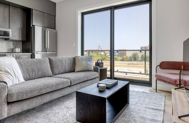 Ideal Bucktown 2BR w/ private outdoor area, nr I-90, by Blueground