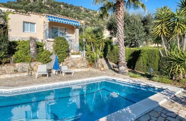 Ideal cosy house for families with sea views and private pool