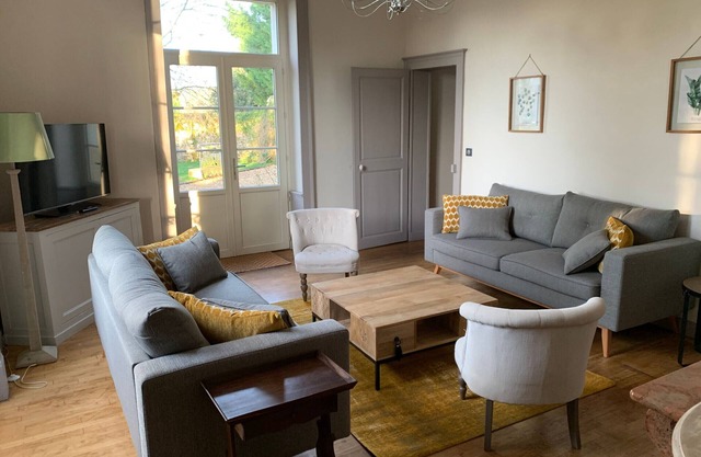 Ideal Family Retreat: Spacious 5BR Home with Garden, BBQ, and Modern Amenities in Juigné-sur-Sarthe