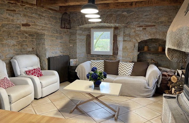 Ideal for bringing families, friends and riders together! Swimming pool, space and calm.