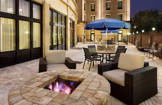 Ideal for Couple Looking Exploring Downtown Savannah w/Outdoor Pool
