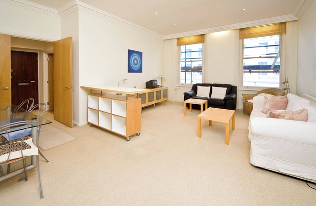 Ideal for families/business 2 bedroom/two bath flat central location Kensington