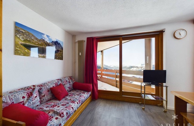 IDEAL LOCATION FOR THIS NICE 2 ROOMS APARTMENT