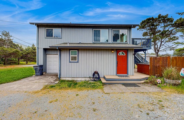 Ideal retreat, 100 yards to the beach - private hot tub, scenic deck & fast WiFi