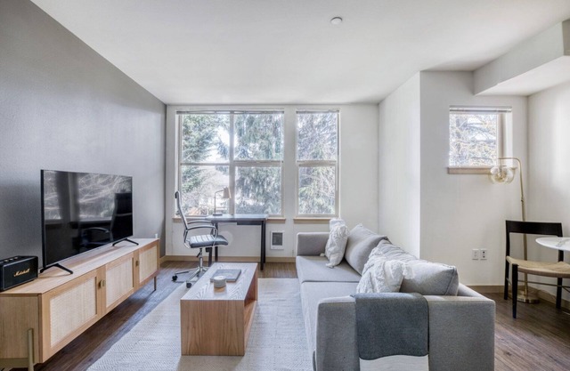 Ideal Wallingford 1BR w/W/D & Pets, nr shopping & bars, by Blueground