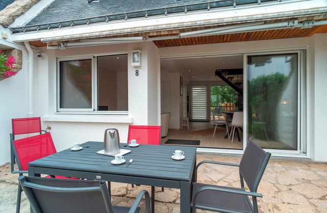 Ideally located in ST Pierre Quiberon, on the bay side. 200 meters from the beach,