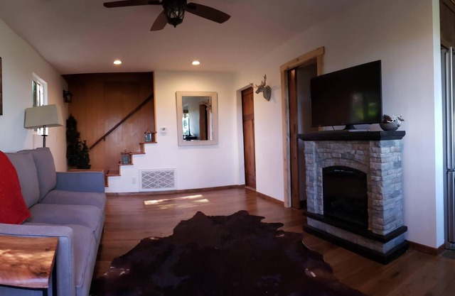 Idyllic Forest Lake Cabin Hideaway : Unwind Amidst Nature's Treetop Splendor