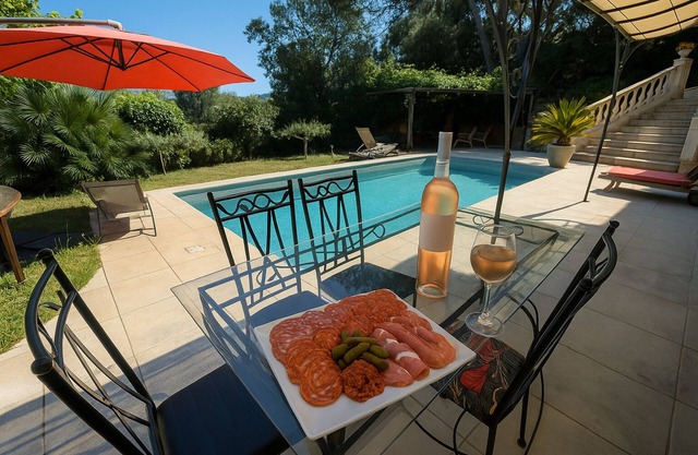 Idyllic getaway StudioBas de Villa:garden and private pool near the coast