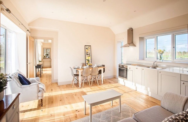 Idyllic New Barn Conversion near Cotswold Water Park, Lake and Rural Views, Optional HotTub