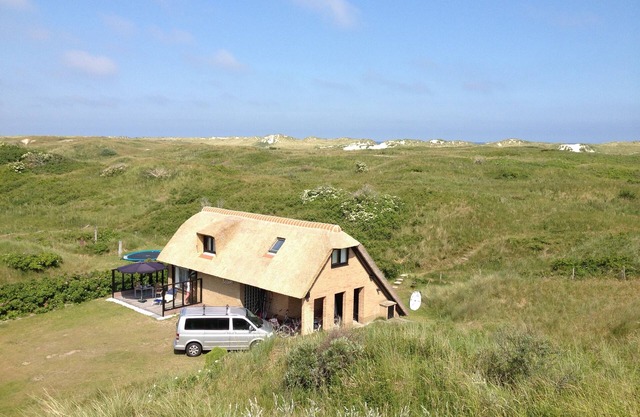 Idyllic thatched cottage in close proximity to the beach