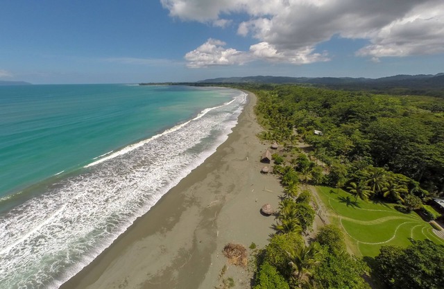 Iguana Lodge Beach Resort