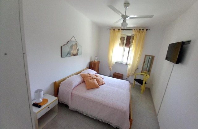 Il cappero, sul mare