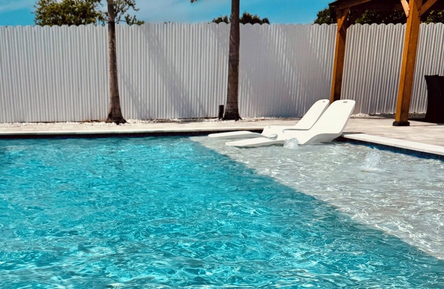 Ila's Beach House: Near IMG-Heated Salt Pool- Pets OK-Modern Organic Smart Home