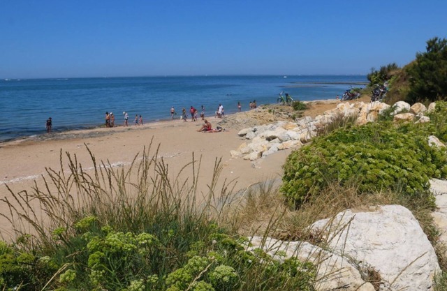 Ile d' AIX, family house in the village with enclosed garden