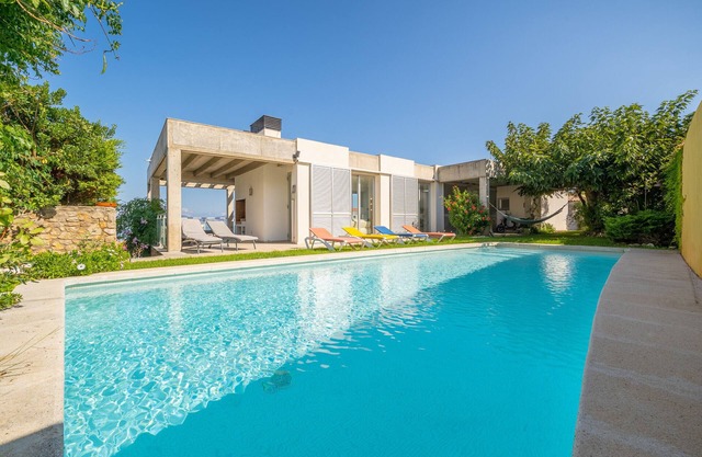 Illa: Magnificent villa with pool, garden and views