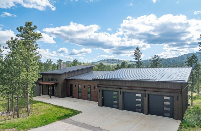 Immaculate 7 BR Large Cabin with Amazing Views, Clubhouse Access, and More!