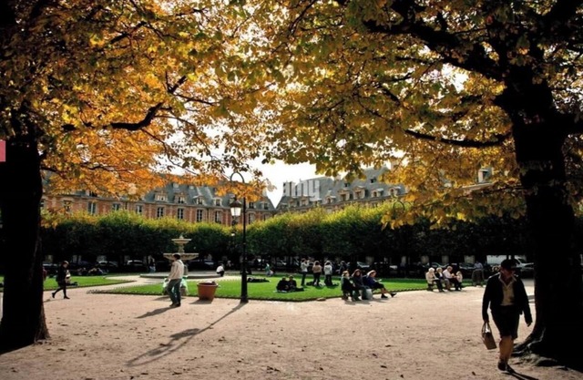IMMERSE YOURSELF IN ONE OF PARIS' MOST ICONIC AND CAPTIVATING AREA - LE MARAIS