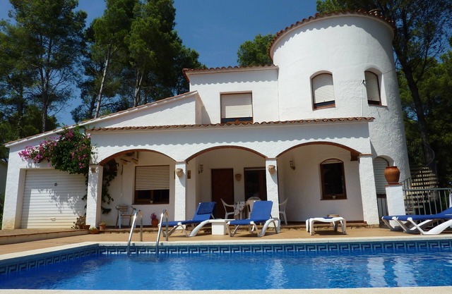 Imposing 4 bedroom villa with pool, 10 mins walk from sea