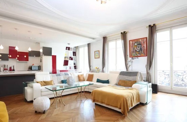 In a fantastic location overlooking the Arc de Triomphe & Champs Élysées