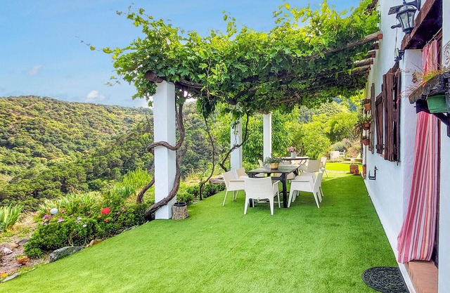 In a quiet location, with magnificent panoramic mountain views, this authentic vacation home welcome