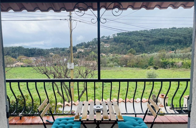 In a quiet setting, single-storey house overlooking the lush greenery of the Var.