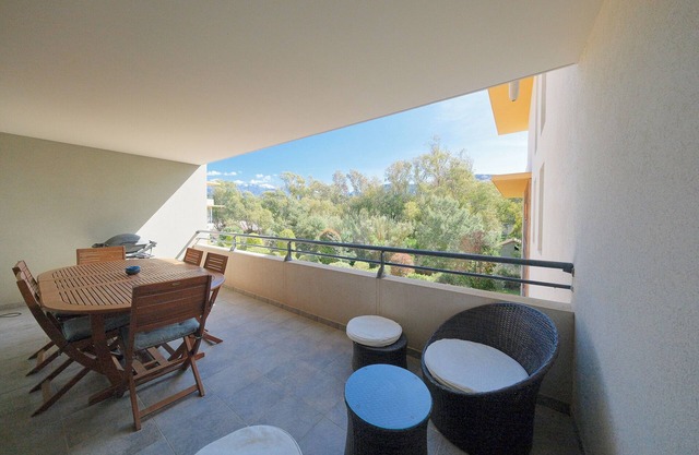 In Calvi Super T3 new 70 m2 + Loggia 18 m2 facing south, beach and town center