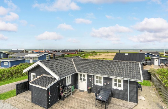 In Lendrup there is a nice lido on the beach, on the beach you can book tennis courts, rent a boat,